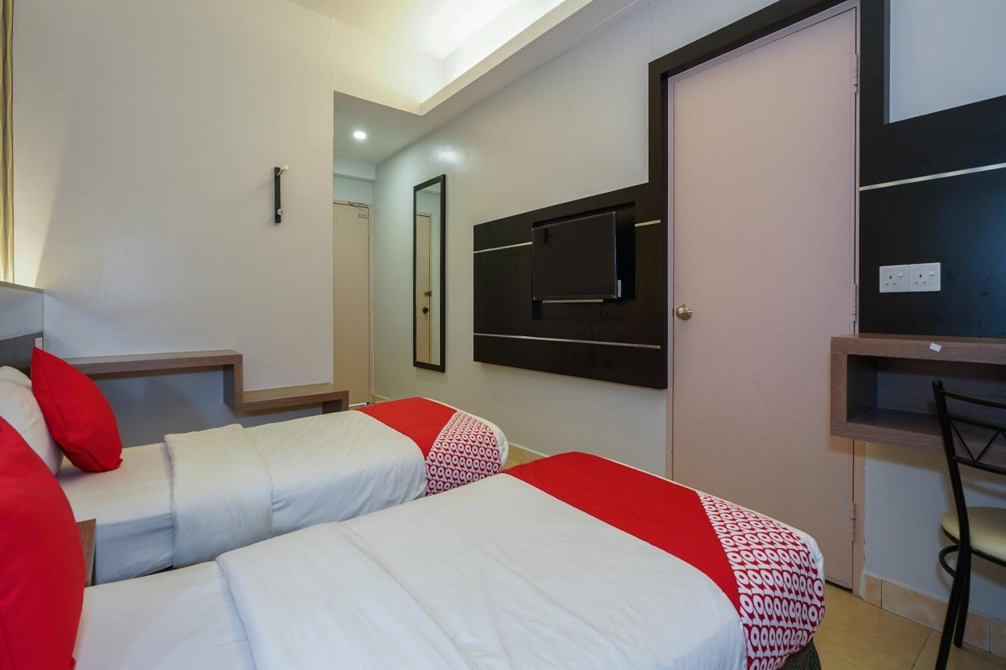 Hotel O Hotel Orchard Inn Lumut Bagian luar foto
